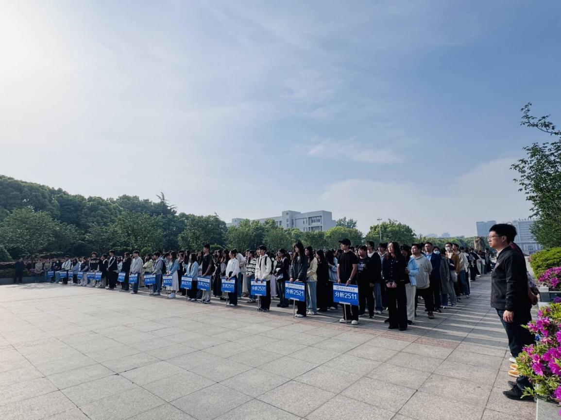 弘扬劳动精神 践行质量担当——生物医药与检验304永利举行劳动节主题升旗仪式暨系列活动启动仪式